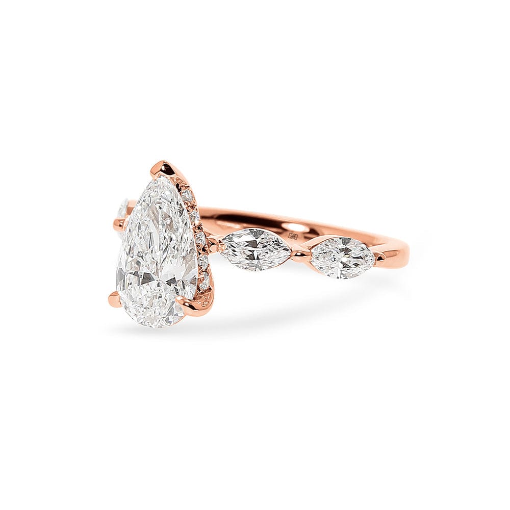 极光梨形钻石带隐藏光环和马眼形辅石订婚戒指